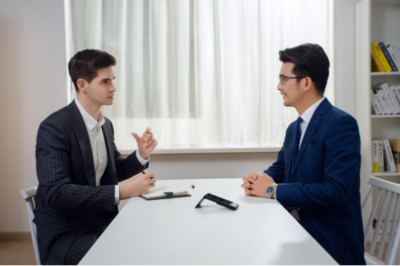 保持距離又貼近心靈 訊飛雙屏翻譯機(jī)讓跨語言溝通更高效